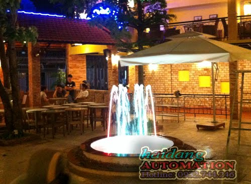 Hình ảnh đài phun phun nước nghệ thuật vào ban đêm.