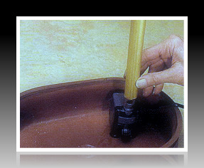 Đặt máy bơm nước dưới đáy bình gốm
