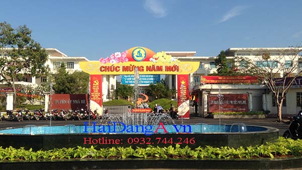 Đài phun nước trước cổng UBND huyện Nhà Bè vào ban ngày