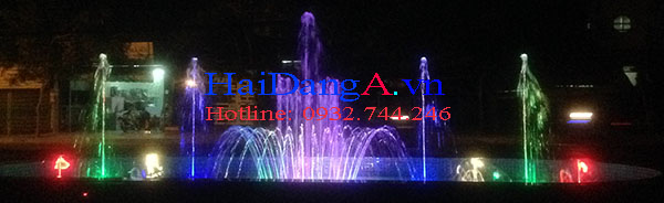 Hệ thống phun nước rực rỡ vào ban đêm với hệ thống đèn LED âm nước nhiều màu đẹp mắt