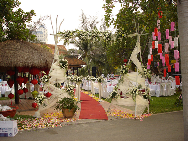 Tổ chức tiệc cưới ngoài sân vườn tại khu du lịch Văn Thánh
