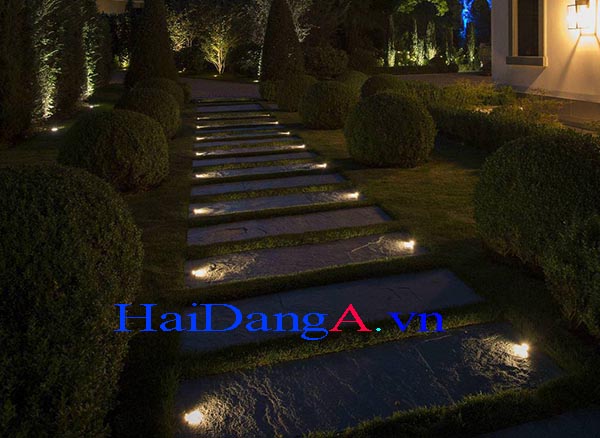 Đèn LED âm sàn chiếu lối đi và chiếu cây xanh trong sân vườn