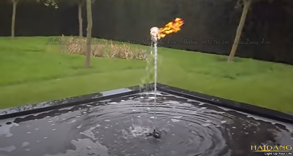 Một ngọn lửa cháy trên tia nước tại hồ nước vào ban ngày