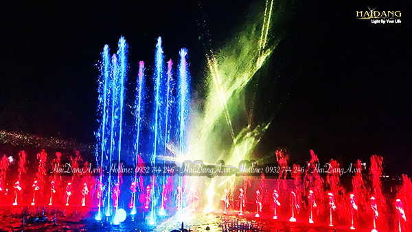 Cụm 8 cột nước đơn kết hợp Laser và đèn LED tự động đa màu sắc tại đài phun nhạc nước Mikazuki