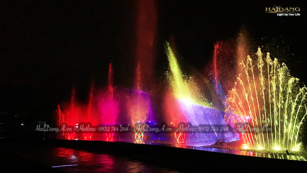 Đài phun nhạc nước với các cột nước xoay tròn uyển chuyển kết hợp đèn LED chiếu sáng đổi màu liên tục tại Mikazuki