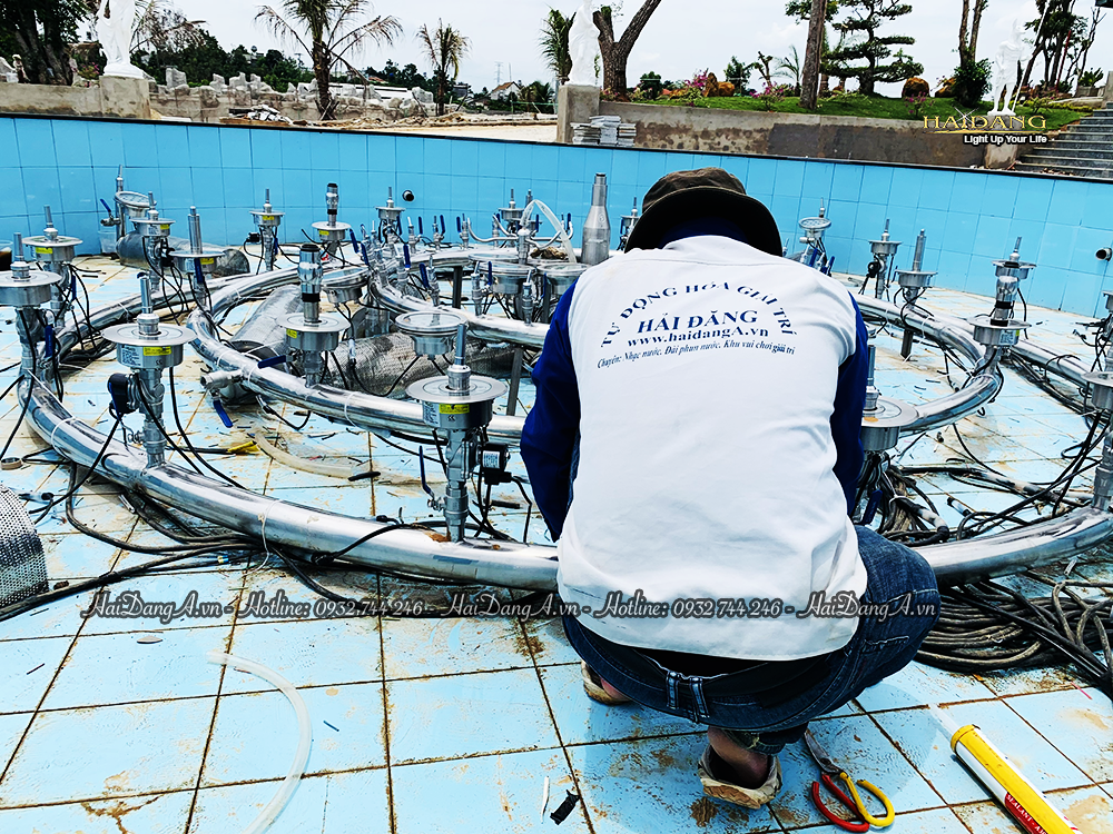Nhân viên Hải Đăng đang lắp đặt hệ thống đài phun nhạc nước tại Tea Resort