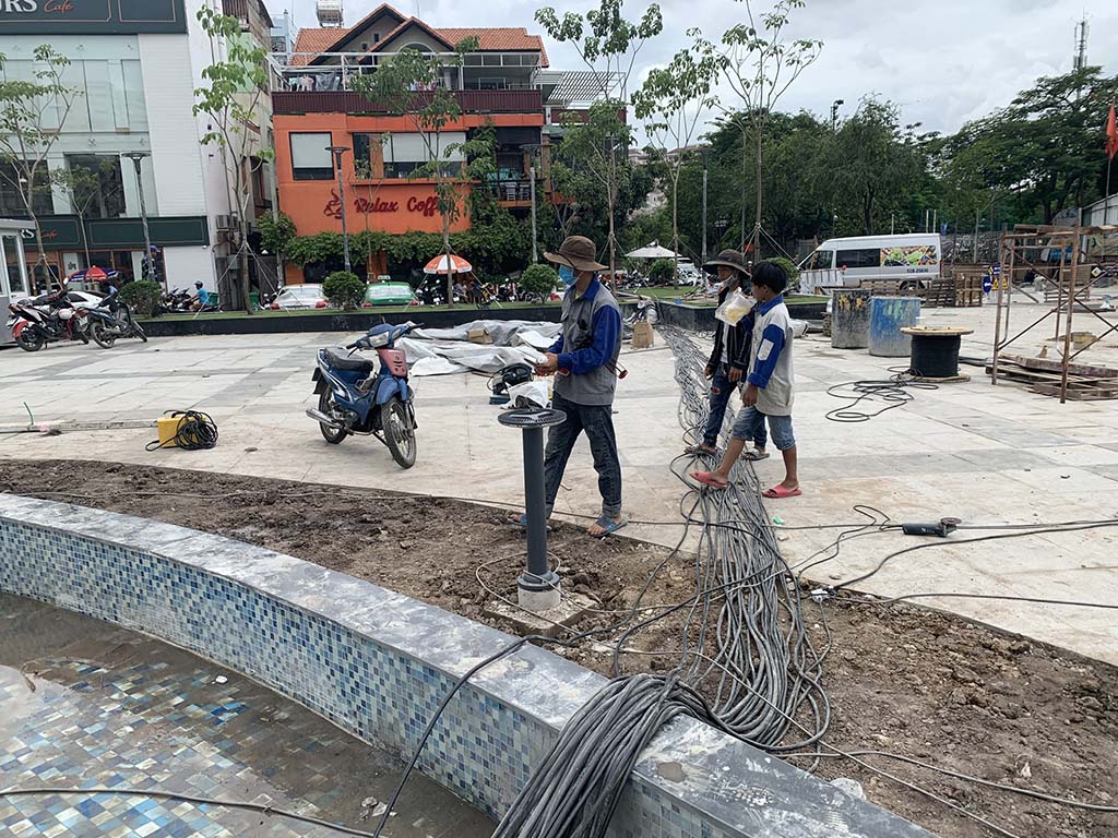 Cận cảnh công tác rải kéo dây cáp điện thi công nhạc nước đài phun nước quảng trường công viên Khánh Hội Q4 TPHCM