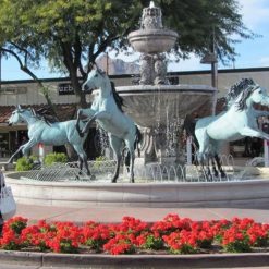Đài phun nước 4 con ngựa chạy các hướng và tháp nước ở giữa
