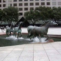 Đài phun nước bầy ngựa chạy qua hồ nước