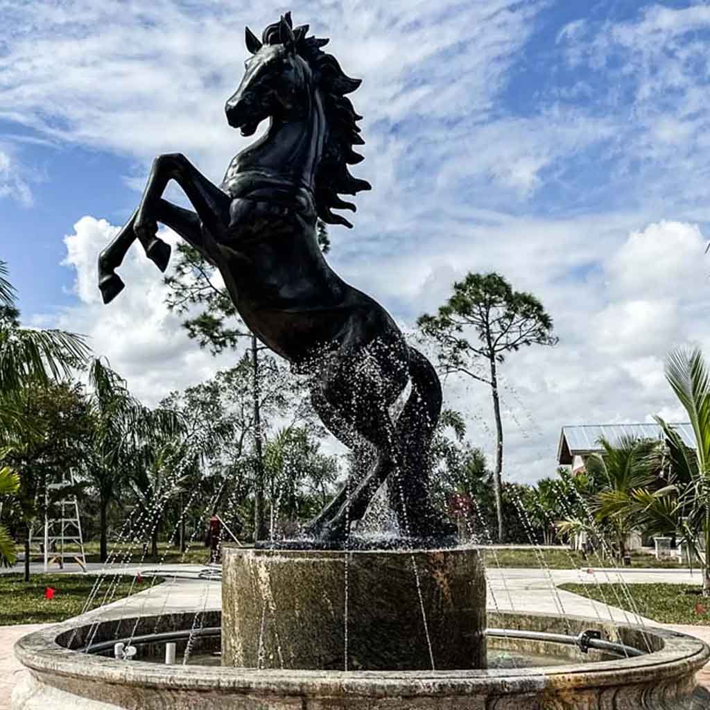 Đài phun nước chú ngựa đen tung vó