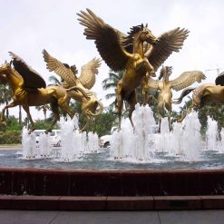 Đài phun nước ngựa có cánh bay lên trên vòi nước