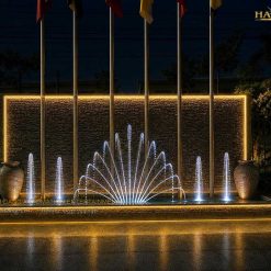 Đài phun nước cột cờ hồ chứ nhật với cụm phun đuôi chim công và 04 vòi phun sủi bọt
